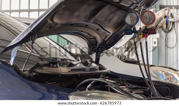 Car refilling air\
condition in air car shop
