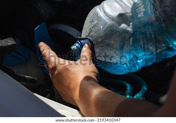 Car repair,\
filling the washer fluid into the\
car