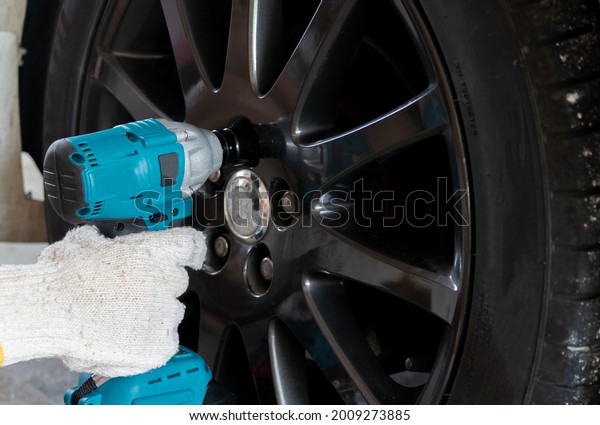 car repair hand
tools car wheel removal
