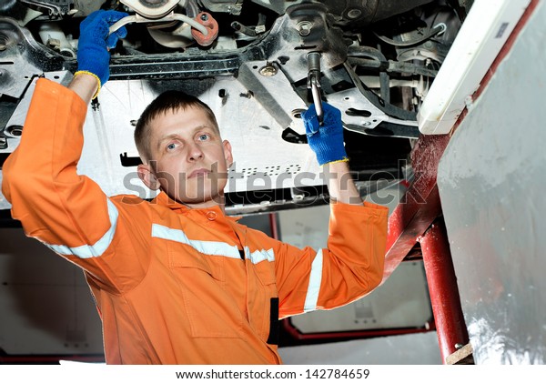 Car repair.\
Inspection of the vehicle\
suspension