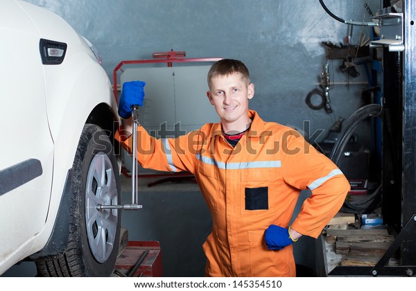 Car repair.\
Inspection of the vehicle\
suspension