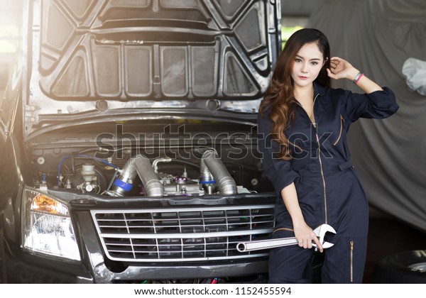 Car repair with sexy\
women