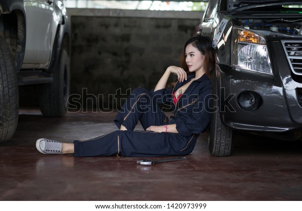 Car repair with sexy\
women