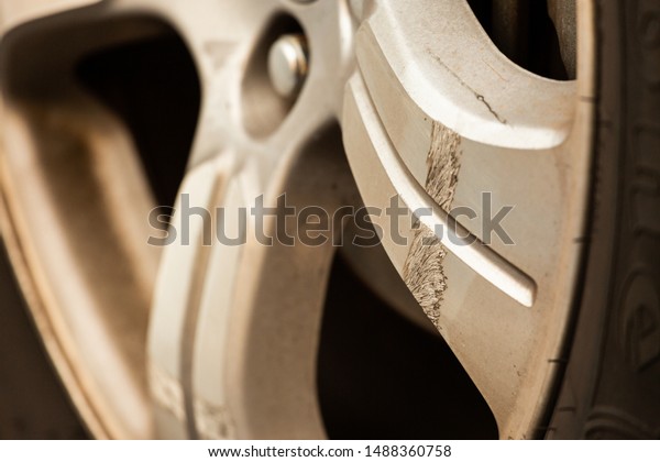 Car Rim with Scratch and\
Dirt