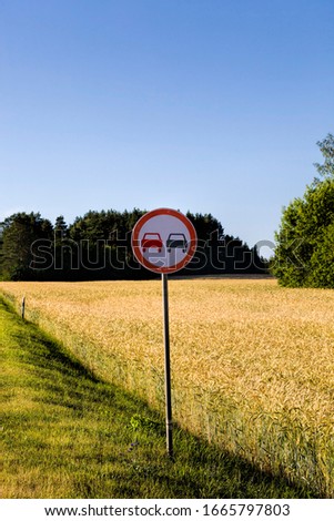 Similar – Verkehrsschild kennzeichnet Durchfahrtsverbot an Feldweg