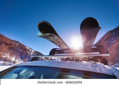 Car roof with two pairs of skis on the rack