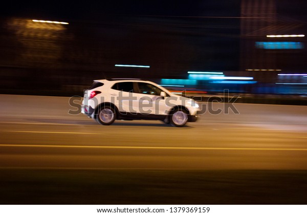 The car rushes on
the highway at high speed