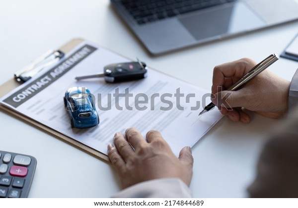 Car salesman gave the keys to\
the customers who signed the purchase contract legally, Successful\
completion of car sales, Purchase contract and key\
delivery.