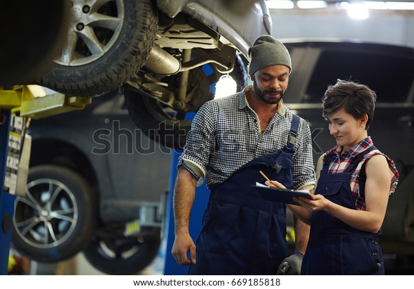 Car service\
staff reading application of\
client