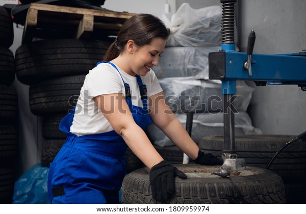 Car\
service worker uses a press to fix a car\
wheels