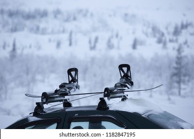 Car With Ski Rack On Top. Winter Sports Design Element , Travel By Car For Skiing And Snowboarding Carrying Own Snowboard