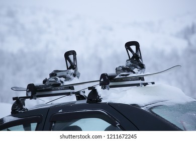 Car With Ski Rack On Top. Winter Sports Design Element , Travel By Car For Skiing And Snowboarding Carrying Own Snowboard