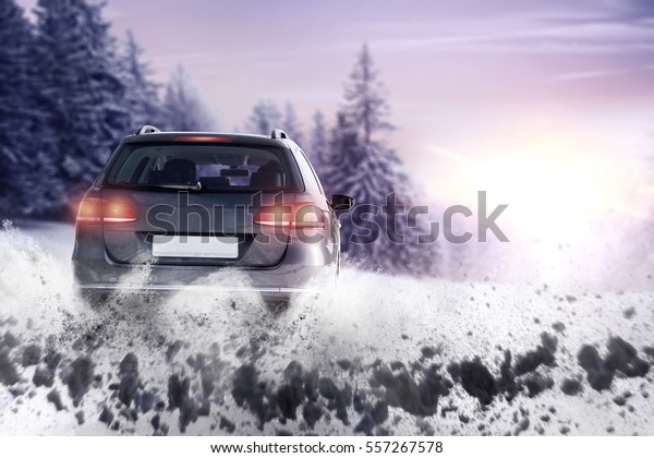 car and snow splash\
