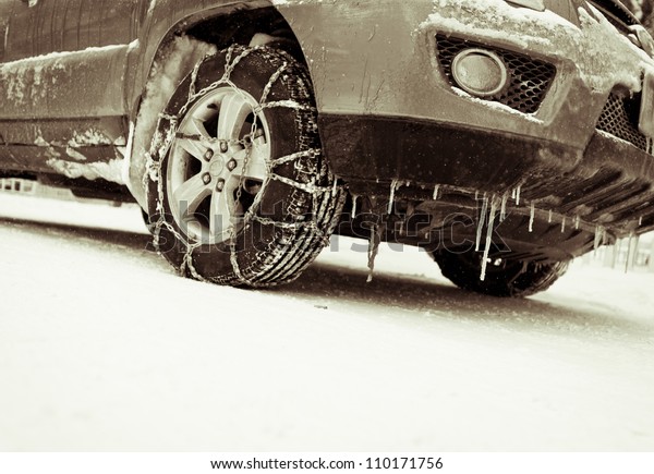 The car in the\
snow, tire mounted snow\
chains