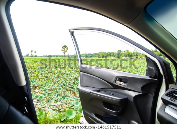 Car stop\
and open door car with landmark of\
lotus