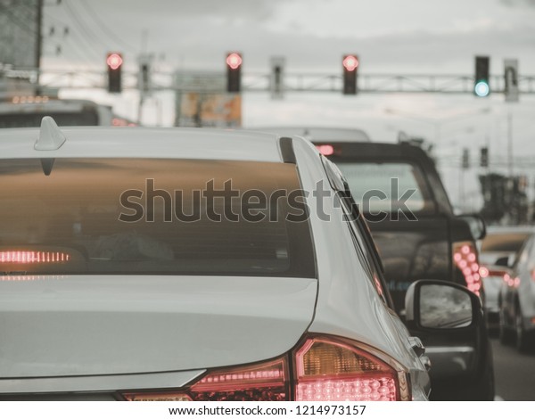 car stop at traffic\
light