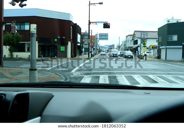 THe car\
stops at an intersection with a traffic\
light