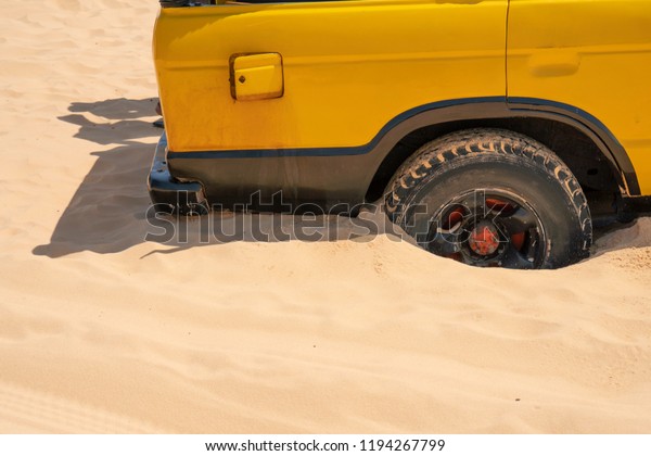 car stuck in sand dunes.\
