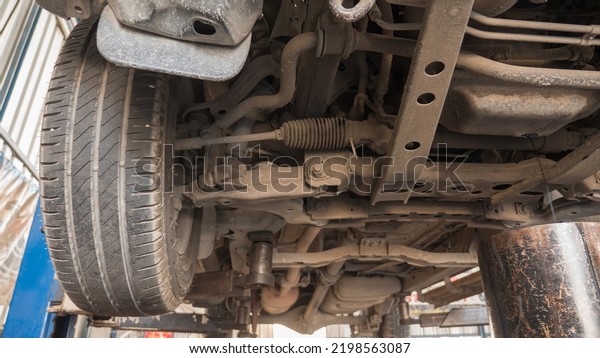 Car suspension of\
control arm tire wheel.\
Rear suspension beam.\
Drain the engine\
oil change.\
bottom view.