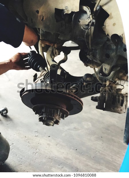 Car suspension\
fixing by the Mechanician
