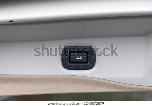 car tail gate, fully automatic\
electric opening and closing of trung compartment door\
button