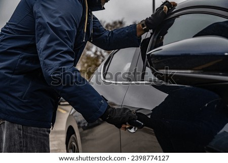 Car theft break in broad daylight