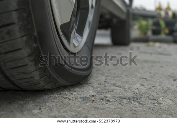 Car tires leak because the nail pounding Waiting\
for change