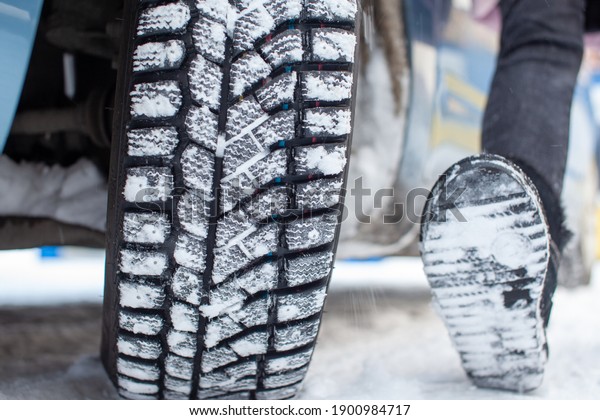 Car tires\
on the winter road are covered with\
snow.