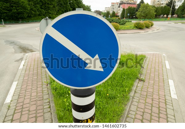 car traffic direction arrow., arrow on sign, car\
direction sign