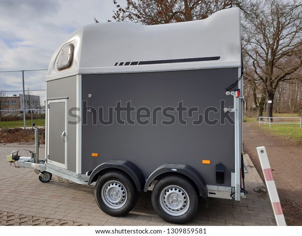 Car trailer for\
horses