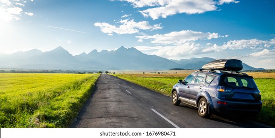Auto für die Fahrt mit einer Bergstraße