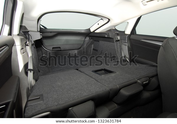 car trunk with rear seats\
folded