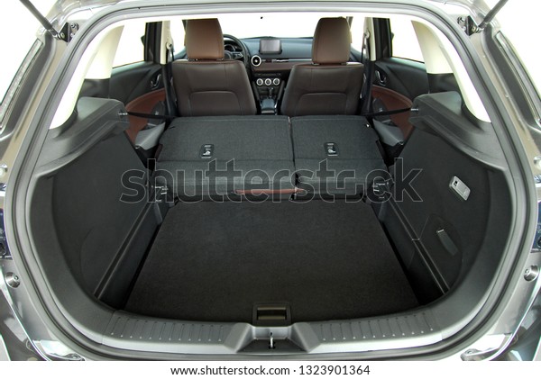 car trunk with rear seats\
folded