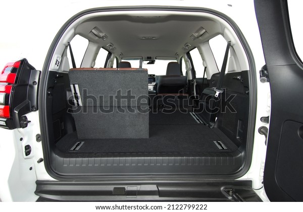 Car\
trunk with rear seats folded of the station\
wagon