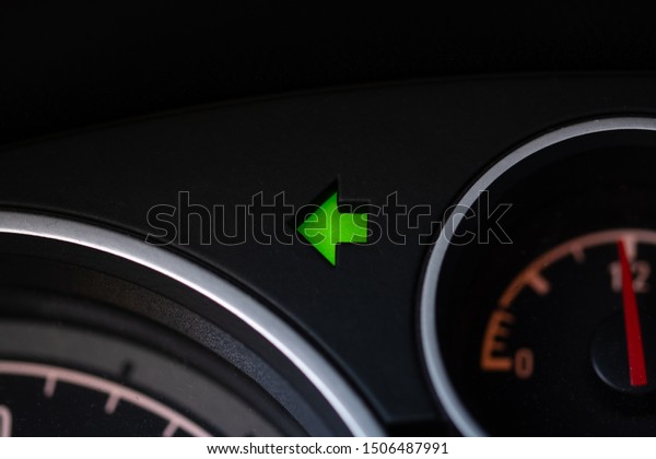 Car turn signal light, left\
arrow