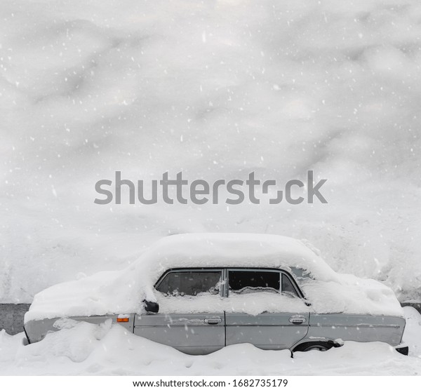 The\
car turned into a snow Bank. The abnormal\
weather.