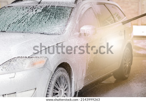 car\
washing with high pressure cleaning in\
carwash