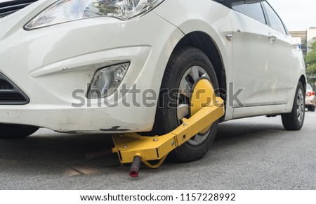Car wheel blocked by wheel lock because illegal parking violation