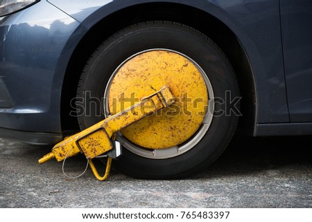 Car wheel blocked by wheel lock because illegal parking violation