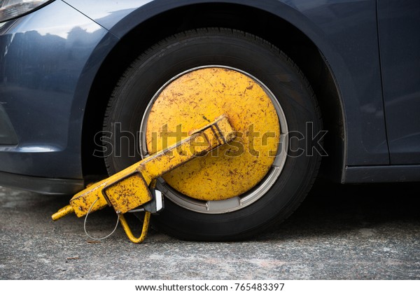 Car wheel blocked by wheel lock because illegal\
parking violation