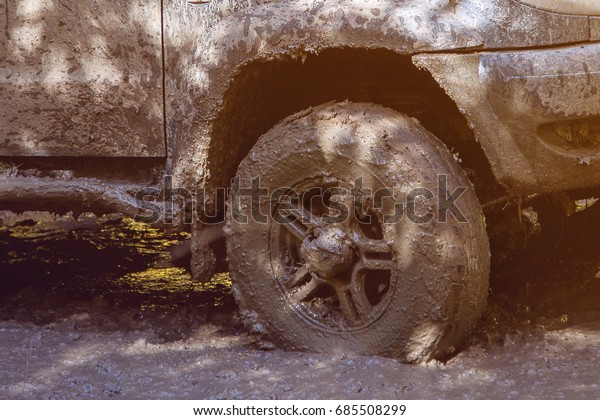 car wheel\
dirt