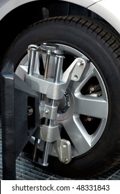 Car Wheel Fixed With Computerized Wheel Alignment Machine Clamp