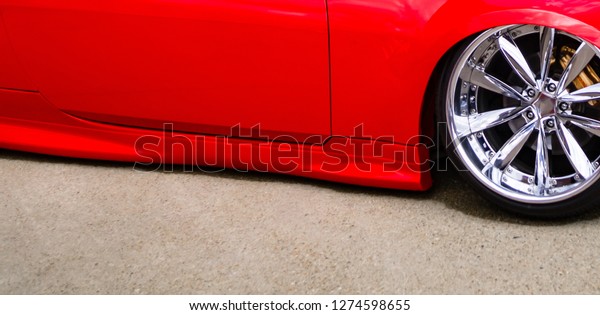 car wheel, low landing,\
stance