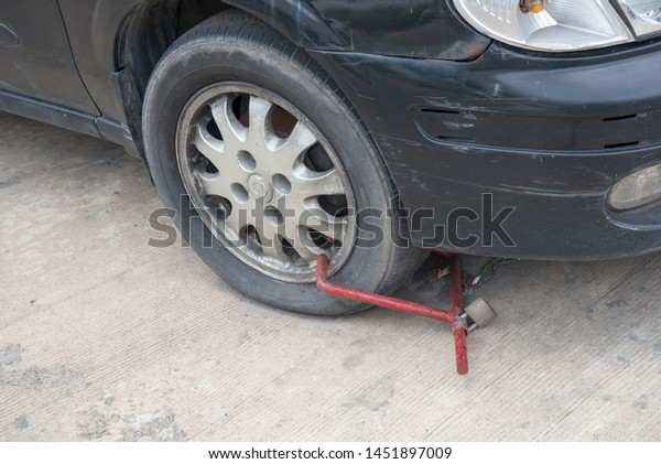 Car wheels locked,\
traffic violation