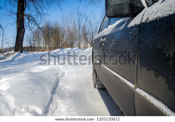 The car in the winter,\
rear bumper