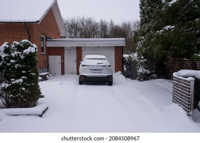 Cara Covered By Snow In Front Of Garage