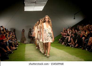 Cara Delevingne At London Fashion Week SS14  - Topshop Unique - Catwalk, London. 15/09/2013