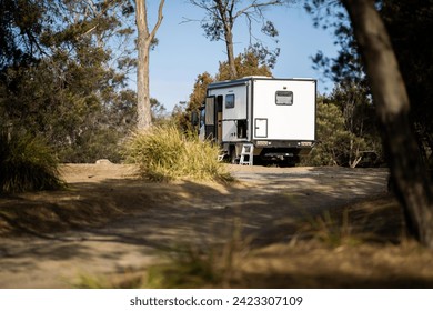 Caravana acampando en un campamento en una parrilla en vacaciones en primavera	