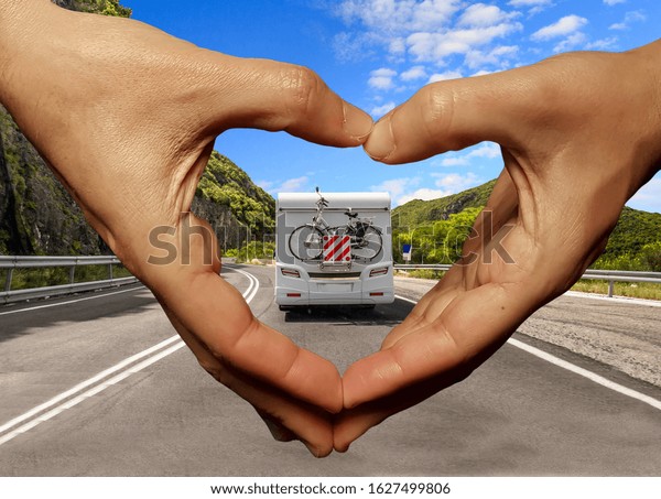 caravan on the road\
and  hands  like heart  \
