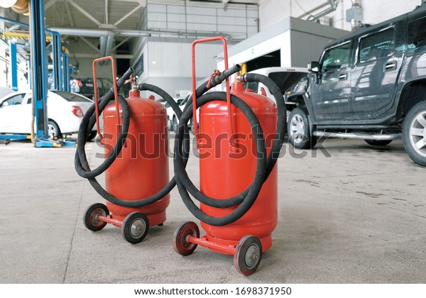 Carbon dioxide fire extinguishers for extinguishing\
fuels and lubricants and solvents in the event of a fire at a\
service station. The concept of fire safety in the repair and\
maintenance of cars.
